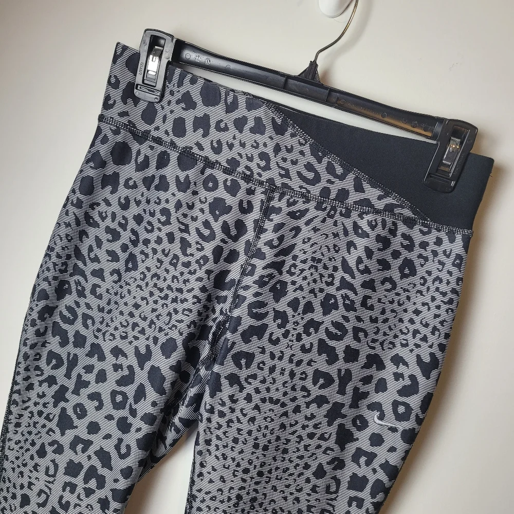 Nike Running legging crop pant workout grey black animal print womens small - Picture 5 of 10
